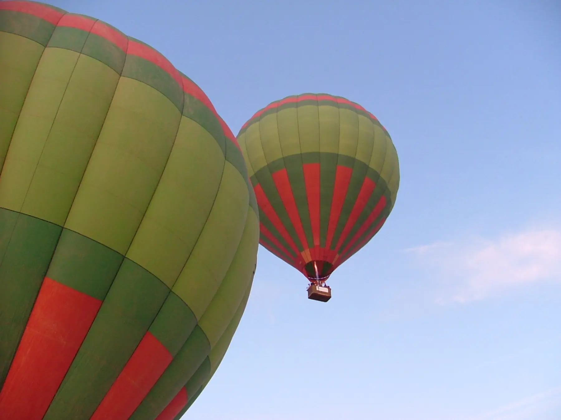 Una mongolfiera sospesa all'alba sopra le pianure vicino a Marrakech