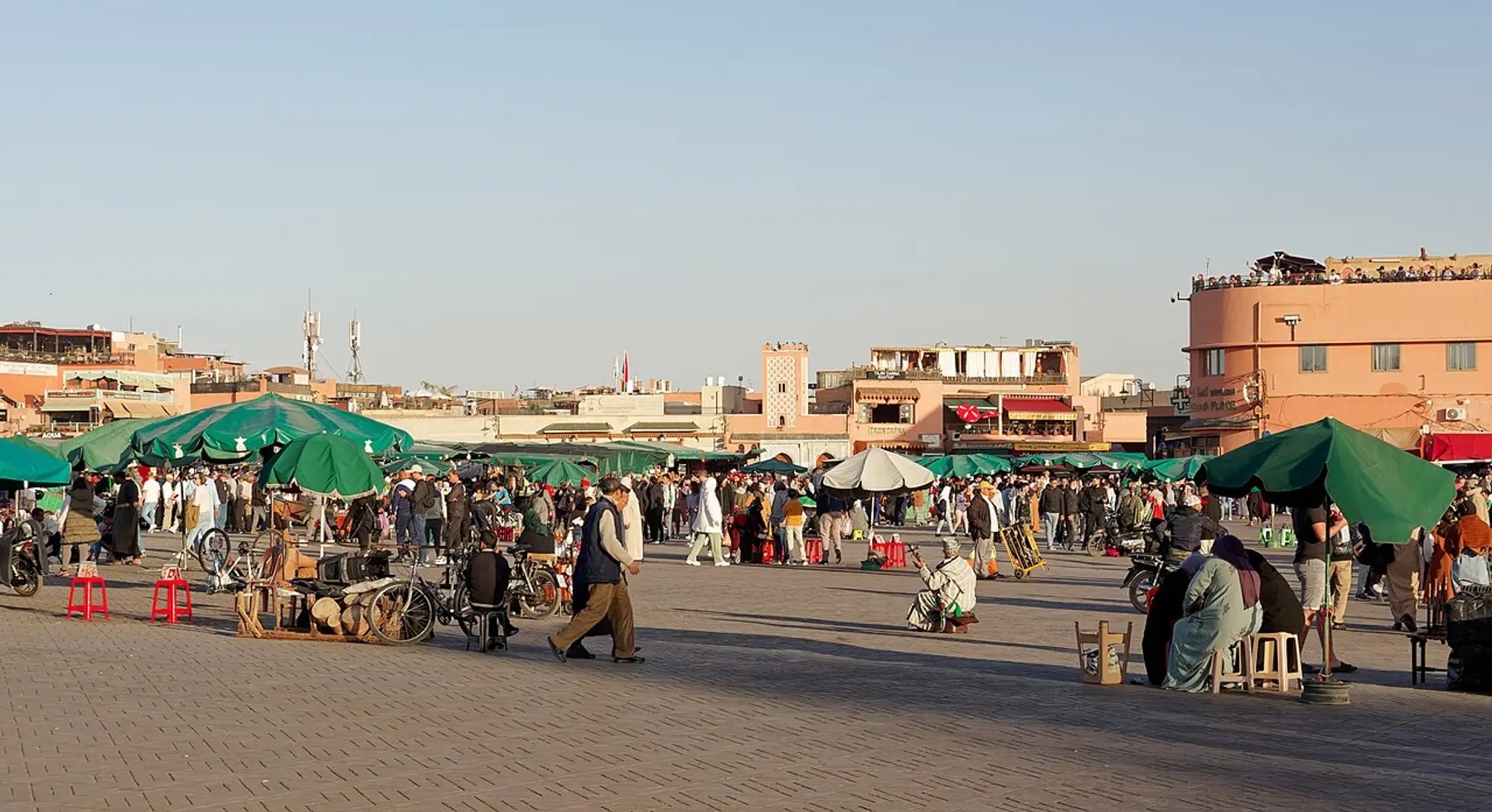 Piazza Jemaa el-Fna nel tardo pomeriggio con il minareto della Koutoubia sullo sfondo
