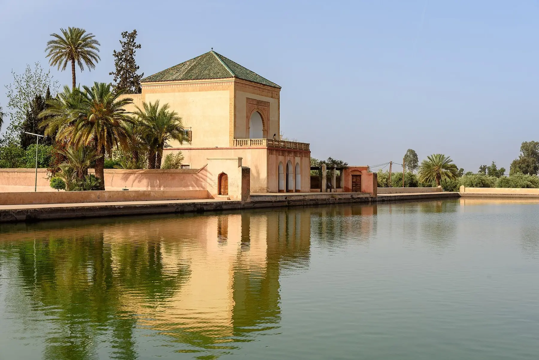 El pabellón de la Menara reflejado en su estanque, Marrakech