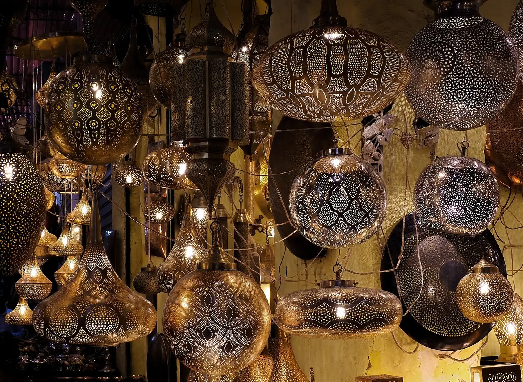 Lanterne appese in un souk coperto della medina di Marrakech